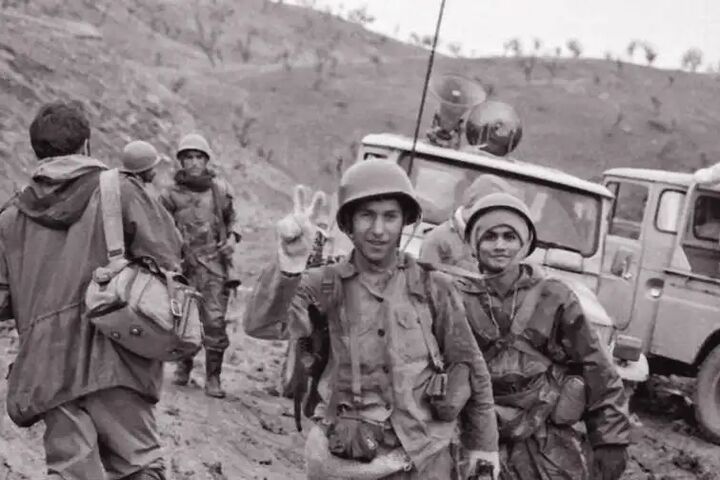 تقی زیر تانکهای دشمن دنبال خودش میگرده! تقی زیر تانکهای دشمن دنبال خودش میگرده!