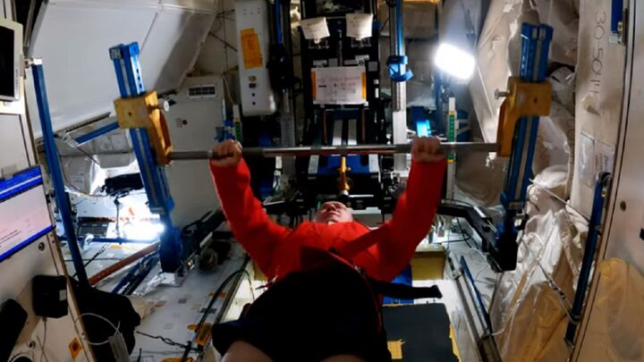 فضانوردان چگونه در فضا ورزش می‌کنند؟ +فیلم