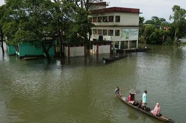آواره شدن میلیونها نفر در اثر وقوع سیل در بخشهایی از بنگلادش آواره شدن میلیونها نفر در اثر وقوع سیل در بخشهایی از بنگلادش