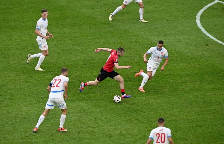 زور گرجستان و چک به هم نرسید/ گولسیانی سرانجام بازی کرد زور گرجستان و چک به هم نرسید/ گولسیانی سرانجام بازی کرد