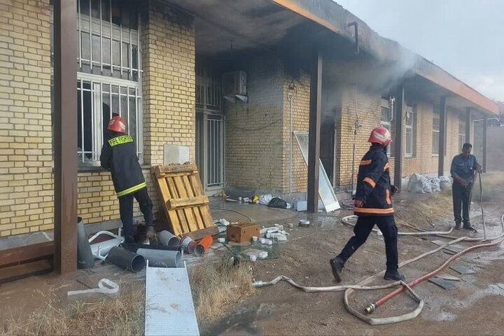 آتشسوزی انبار یک پادگان در خمینیشهر خاموش شد آتشسوزی انبار یک پادگان در خمینیشهر خاموش شد