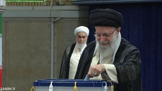 رهبر انقلاب رای خود را به صندوق انداختند رهبر انقلاب رای خود را به صندوق انداختند