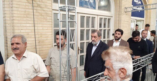 حضور محسن رضایی در مسجد لرزاده حضور محسن رضایی در مسجد لرزاده