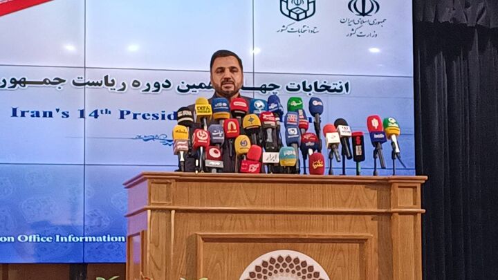 زارعپور رأی خود را به صندوق انداخت زارعپور رأی خود را به صندوق انداخت