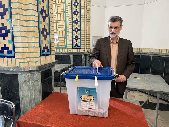 قاضی زاده هاشمی رای خود را به صندوق انداخت قاضی زاده هاشمی رای خود را به صندوق انداخت