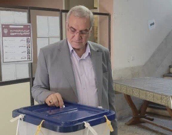 وزیر بهداشت رای خود را در قندوق اخذ رای انداخت