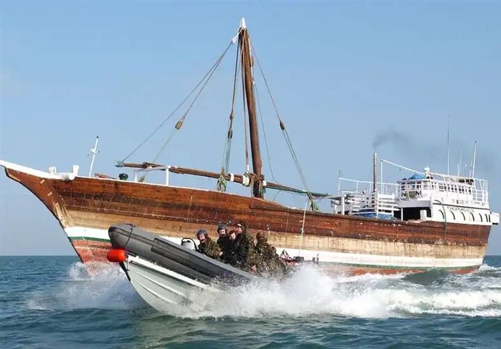 شناور حامل قاچاق در سواحل کنگان توقیف شد