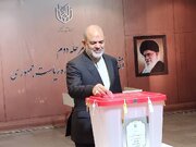 احمد وحیدی وزیر کشور رای خود را به صندوق انداخت