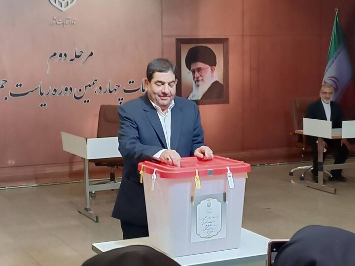 محمد مخبر سرپرست ریاست جمهوری رای خود را به صندوق انداخت محمد مخبر سرپرست ریاست جمهوری رای خود را به صندوق انداخت