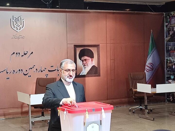 رئیس دفتر رئیس جمهور  رای خود را به صندوق انداخت رئیس دفتر رئیس جمهور  رای خود را به صندوق انداخت