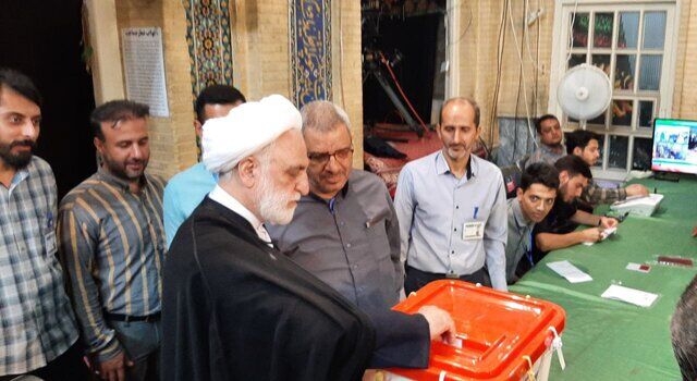رئیس قوه قضاییه در انتخابات شرکت کرد رئیس قوه قضاییه در انتخابات شرکت کرد