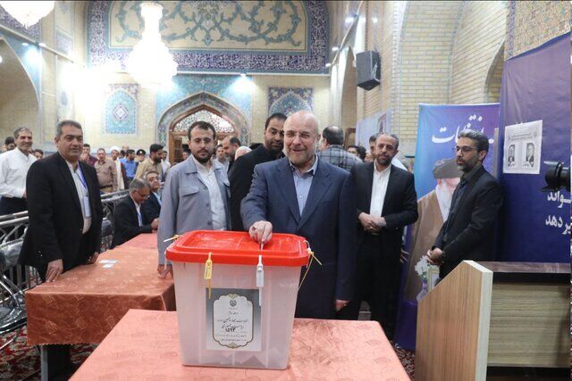 قالیباف در حرم امام رضا (ع) رأی خود را به صندوق انداخت قالیباف در حرم امام رضا (ع) رأی خود را به صندوق انداخت