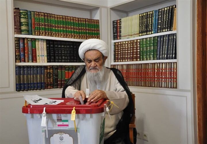 آیتالله مظاهری رأی خود را به صندوق انداخت آیتالله مظاهری رأی خود را به صندوق انداخت