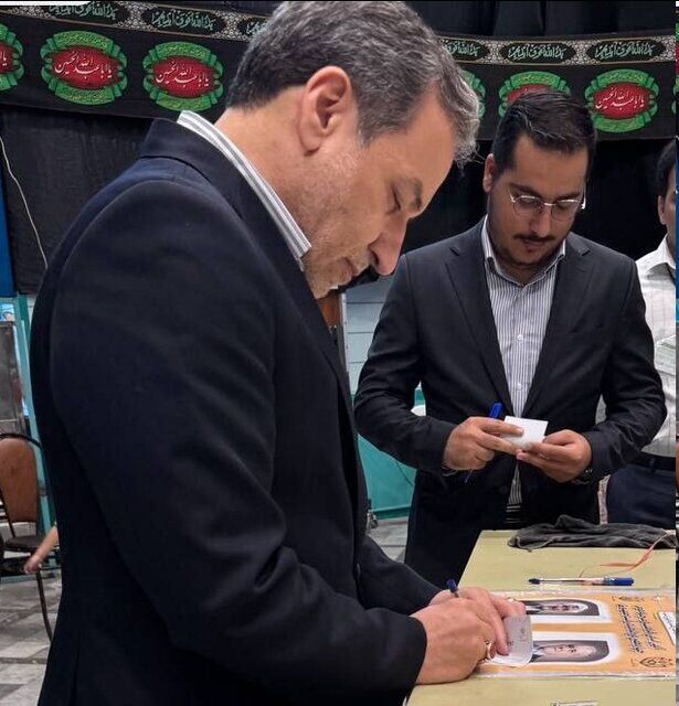 عراقچی رأی خود را به صندوق انداخت عراقچی رأی خود را به صندوق انداخت