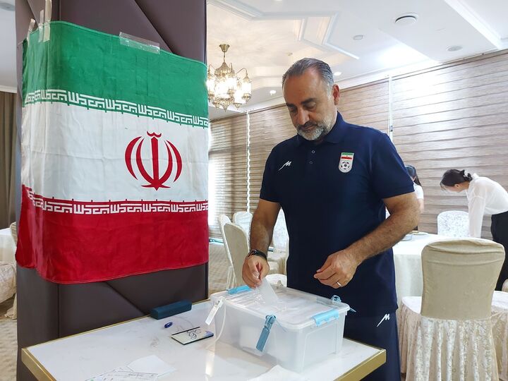 حضور شاگردان حسین عبدی در قرقیزستان پای صندوق رای حضور شاگردان حسین عبدی در قرقیزستان پای صندوق رای