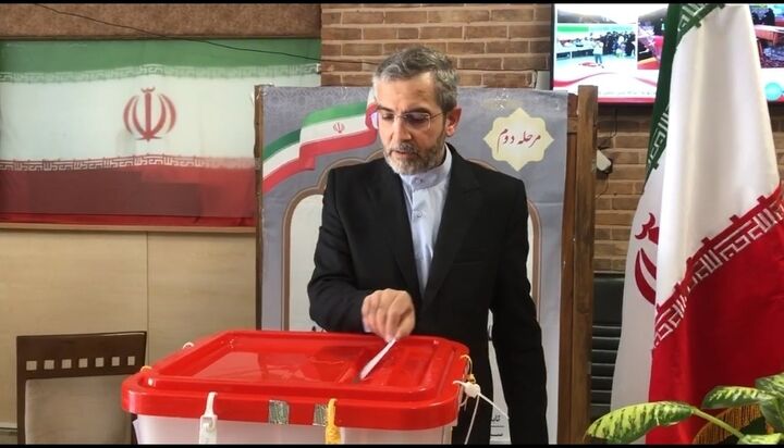 باقری رای خود را به صندوق انداخت باقری رای خود را به صندوق انداخت