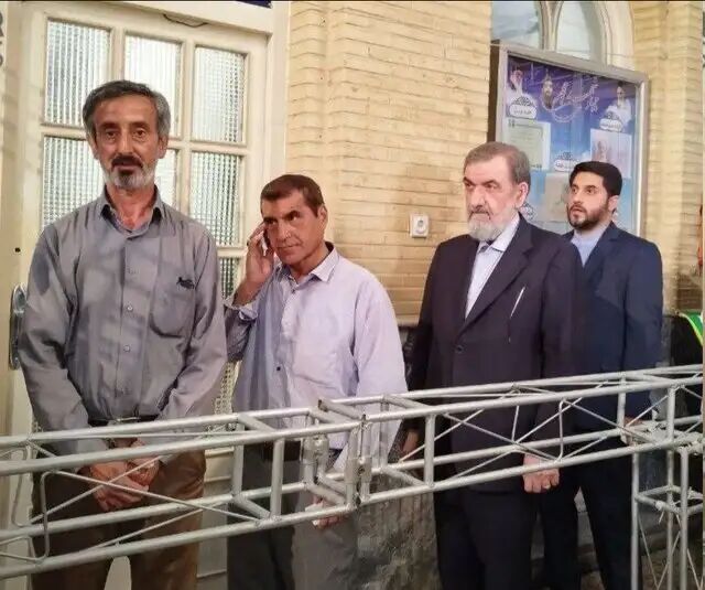 محسن رضایی رای خود را به صندوق انداخت محسن رضایی رای خود را به صندوق انداخت