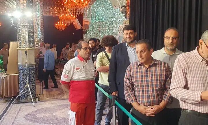 رئیس جمعیت هلالاحمر رای خود را به صندوق انداخت رئیس جمعیت هلالاحمر رای خود را به صندوق انداخت