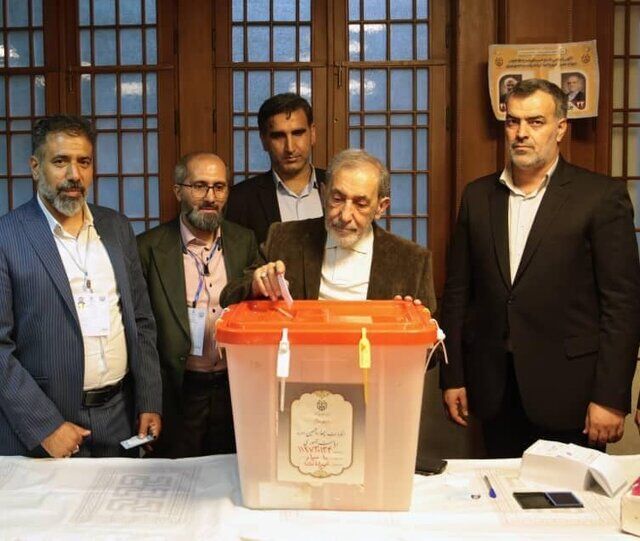 ولایتی رای خود را به صندوق انداخت ولایتی رای خود را به صندوق انداخت