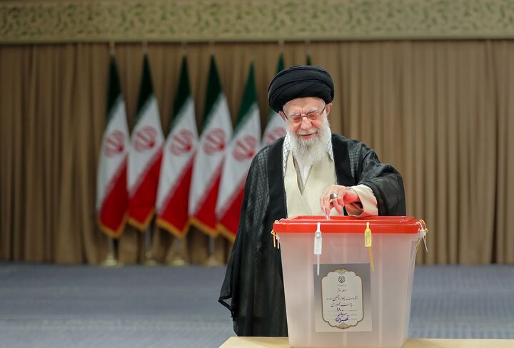 رئیس جمهور منتخب در ادامهی راه شهید رئیسی از ظرفیتهای کشور برای آسایش مردم و پیشرفت کشور بهره ببرند رئیس جمهور منتخب در ادامهی راه شهید رئیسی از ظرفیتهای کشور برای آسایش مردم و پیشرفت کشور بهره ببرند