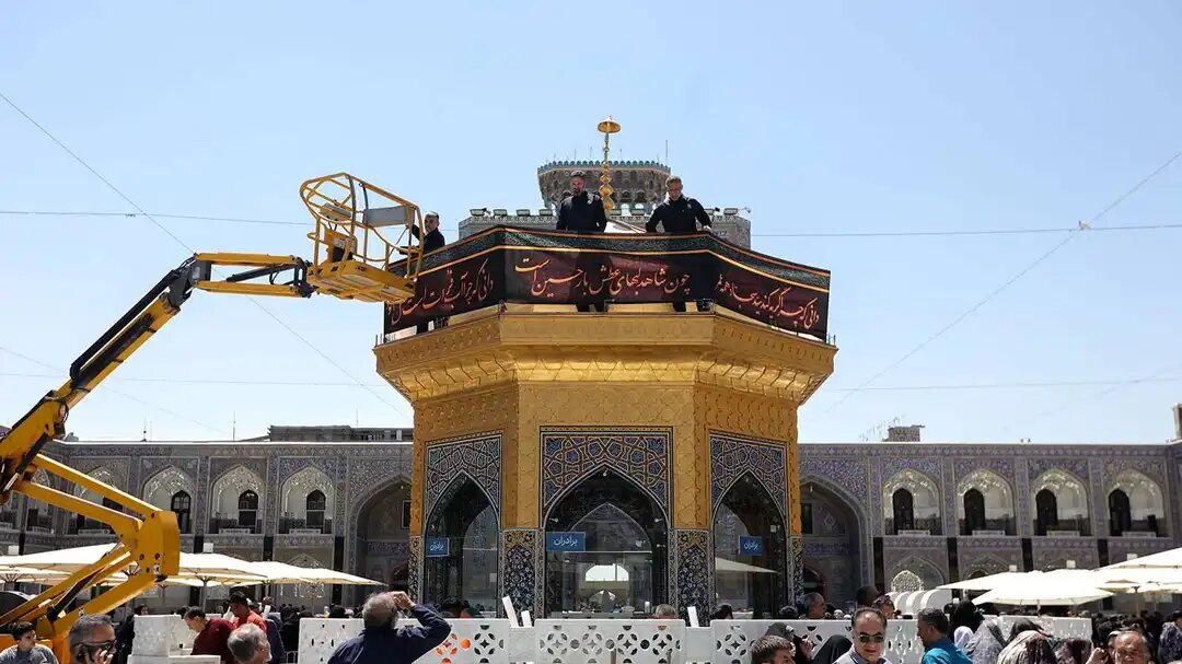 حرم امام رضا (ع) سیاه‌پوش عزای سیدالشهدا (ع) شد + عکس