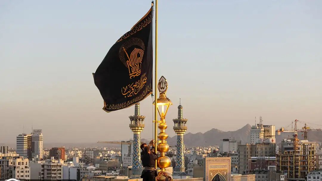 حرم امام رضا (ع) سیاه‌پوش عزای سیدالشهدا (ع) شد + عکس
