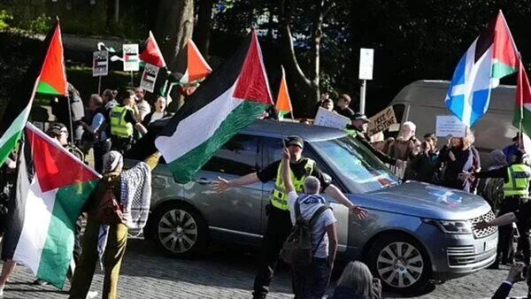 تظاهرکنندگان حامی فلسطین کاروان نخستوزیر جدید انگلیس را محاصره کردند تظاهرکنندگان حامی فلسطین کاروان نخستوزیر جدید انگلیس را محاصره کردند
