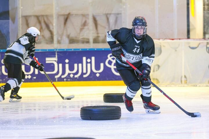 پیروزی تیم ملی هاکی روی یخ بزرگسالان از جوانان در دیدار تدارکاتی پیروزی تیم ملی هاکی روی یخ بزرگسالان از جوانان در دیدار تدارکاتی