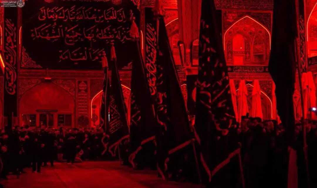 چراغهای حرم امام علی (ع) به رنگ خون درآمد + عکس