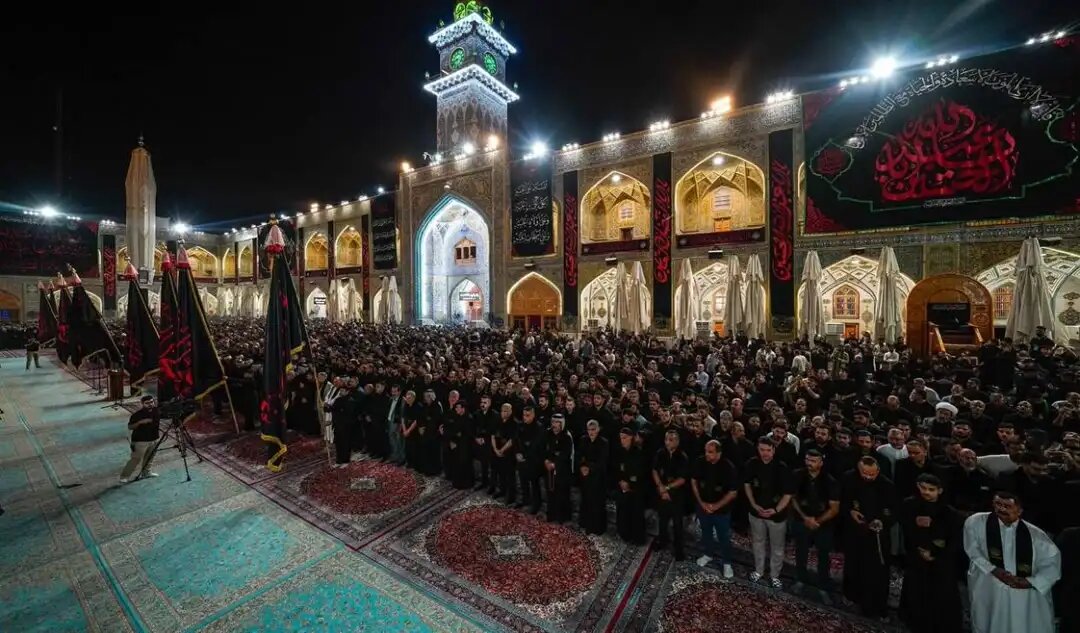 چراغهای حرم امام علی (ع) به رنگ خون درآمد + عکس