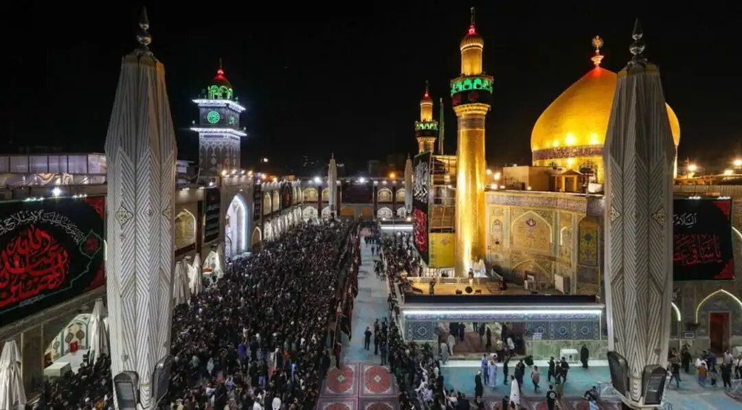 چراغهای حرم امام علی (ع) به رنگ خون درآمد + عکس