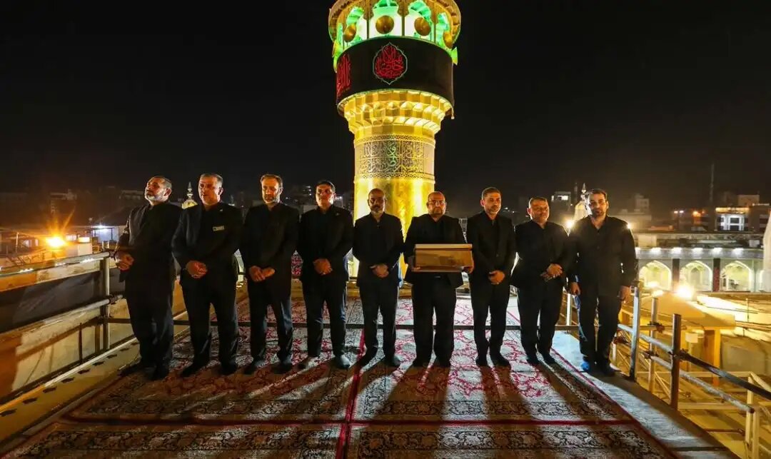 چراغهای حرم امام علی (ع) به رنگ خون درآمد + عکس