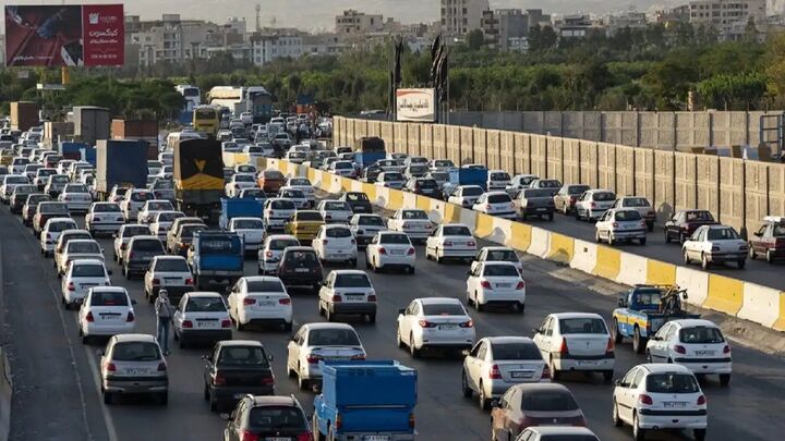 ترافیک در آزادراه کرج - تهران سنگین است ترافیک در آزادراه کرج - تهران سنگین است