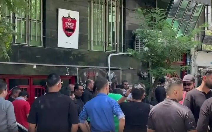تجمع هواداران پرسپولیس و شعار علیه درویش + فیلم تجمع هواداران پرسپولیس و شعار علیه درویش + فیلم