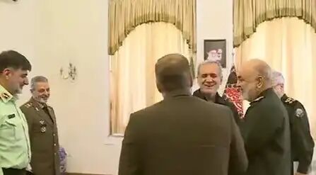 دیدار فرماندهان نظامی و انتظامی با رئیسجمهور منتخب دیدار فرماندهان نظامی و انتظامی با رئیسجمهور منتخب