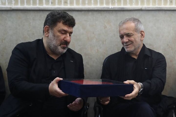 اهدای پرچم گنبد حرم امام حسین (ع) به پزشکیان اهدای پرچم گنبد حرم امام حسین (ع) به پزشکیان