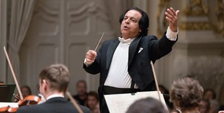 رهبر ارکستر ایرانی ، قطعه «شب دگرگون» را اجرا کرد رهبر ارکستر ایرانی ، قطعه «شب دگرگون» را اجرا کرد