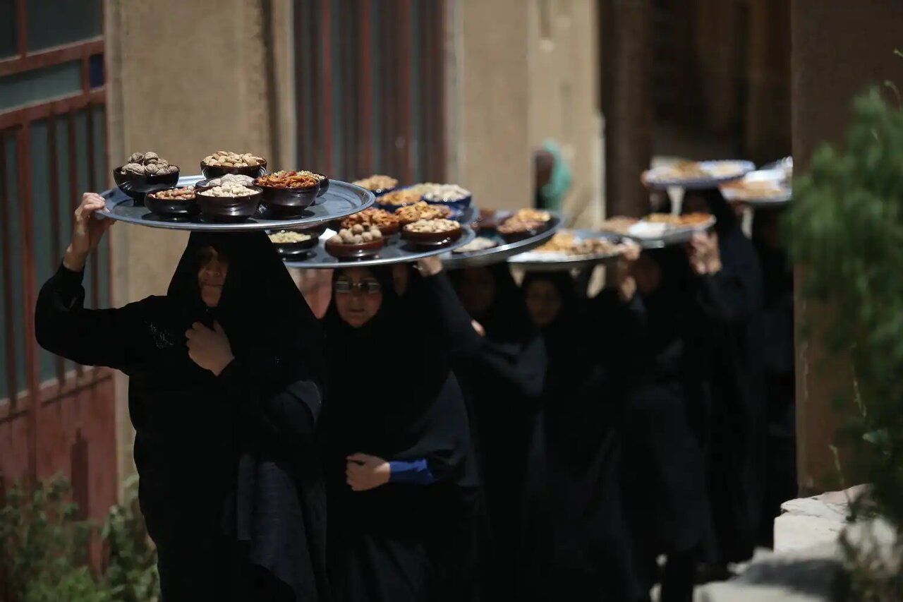 برگزاری آیین سنتی مذهبی «ششم امام حسین(ع)» سفره برکت + عکس