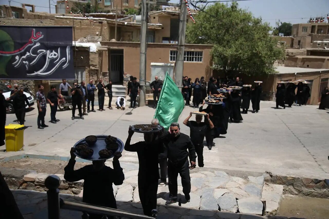 برگزاری آیین سنتی مذهبی «ششم امام حسین(ع)» سفره برکت + عکس