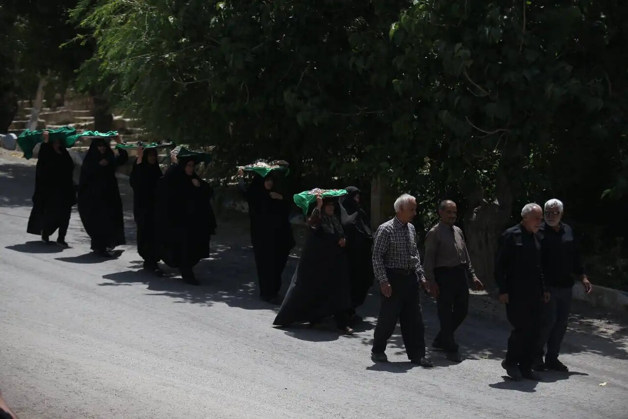 برگزاری آیین سنتی مذهبی «ششم امام حسین(ع)» سفره برکت + عکس