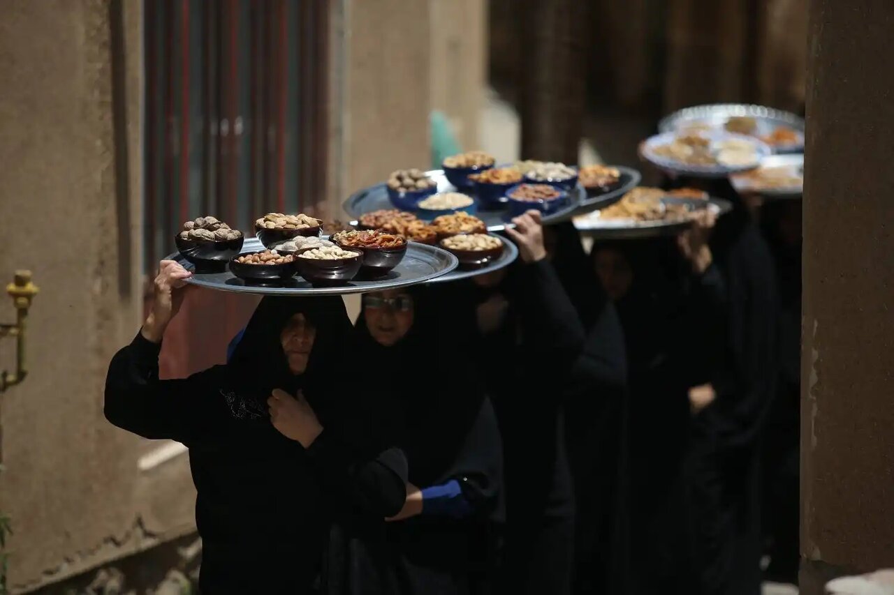 برگزاری آیین سنتی مذهبی «ششم امام حسین(ع)» سفره برکت + عکس