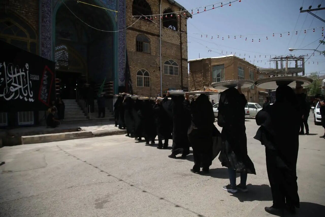 برگزاری آیین سنتی مذهبی «ششم امام حسین(ع)» سفره برکت + عکس