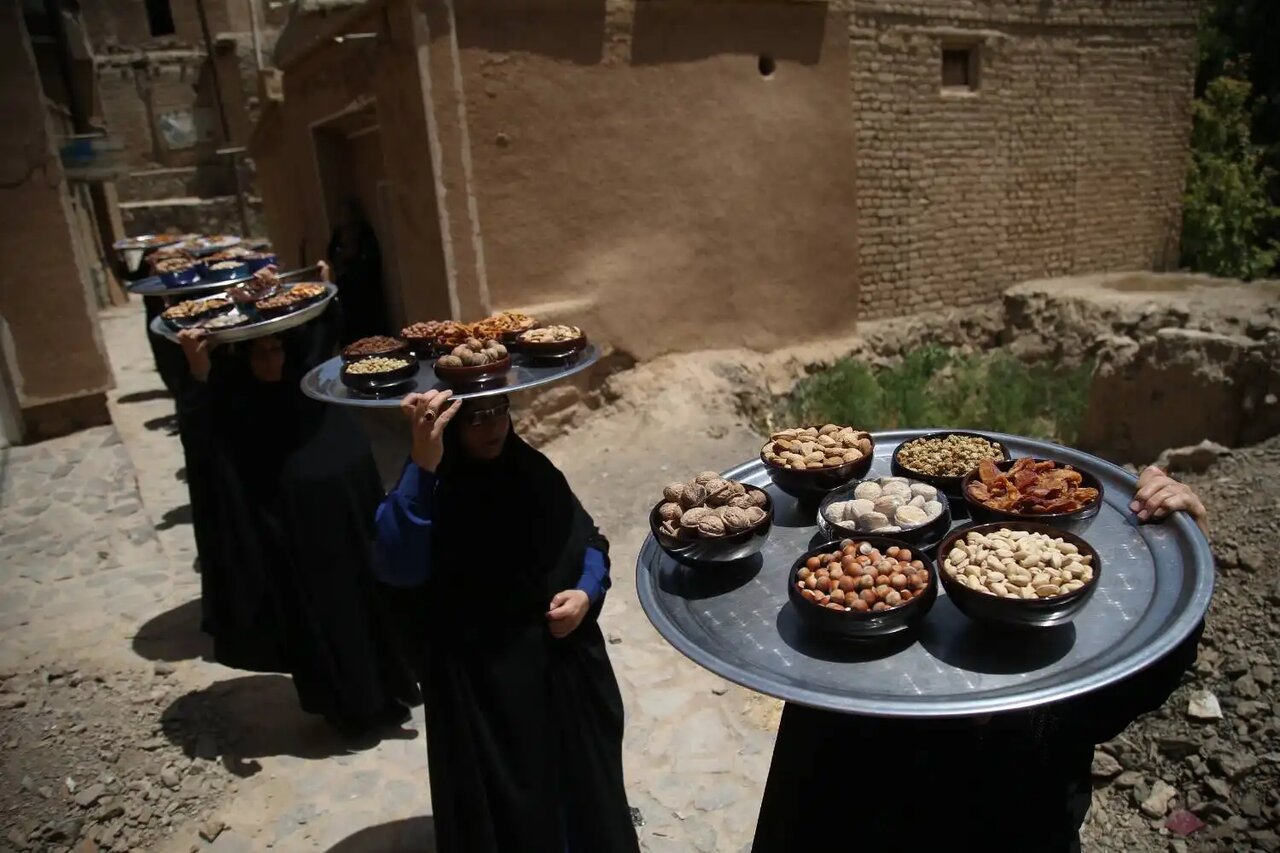 برگزاری آیین سنتی مذهبی «ششم امام حسین(ع)» سفره برکت + عکس 