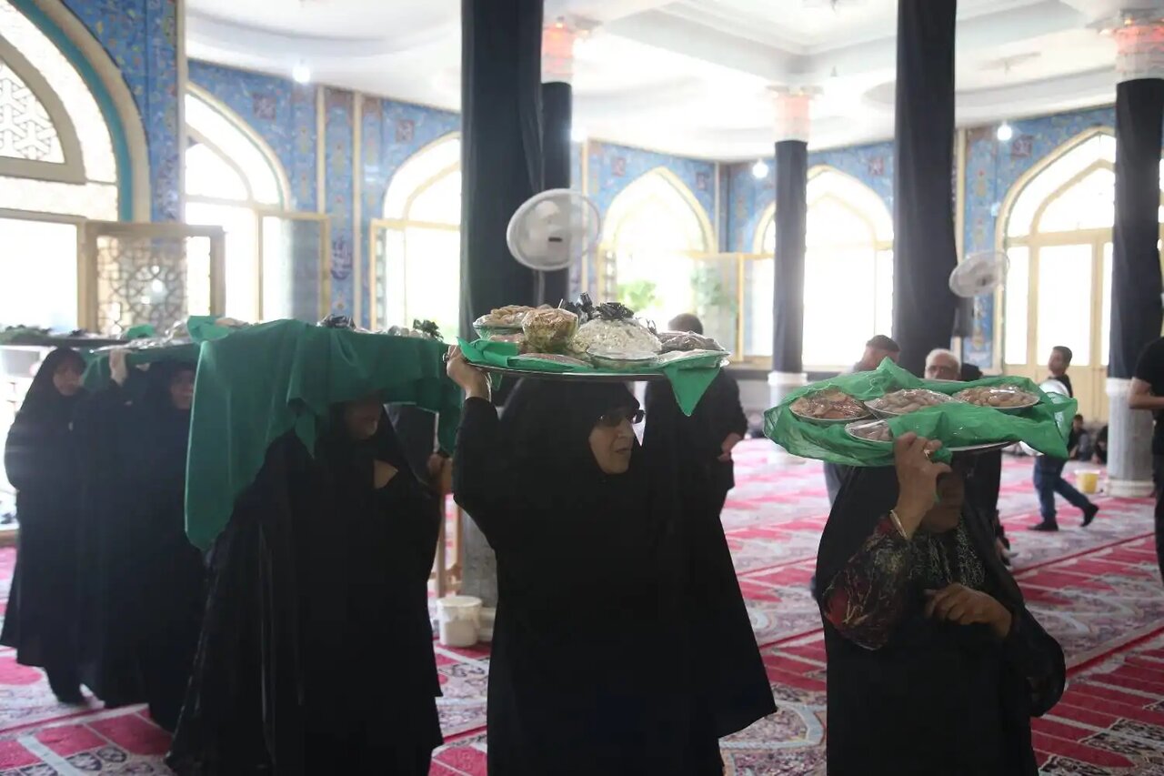 برگزاری آیین سنتی مذهبی «ششم امام حسین(ع)» سفره برکت + عکس 