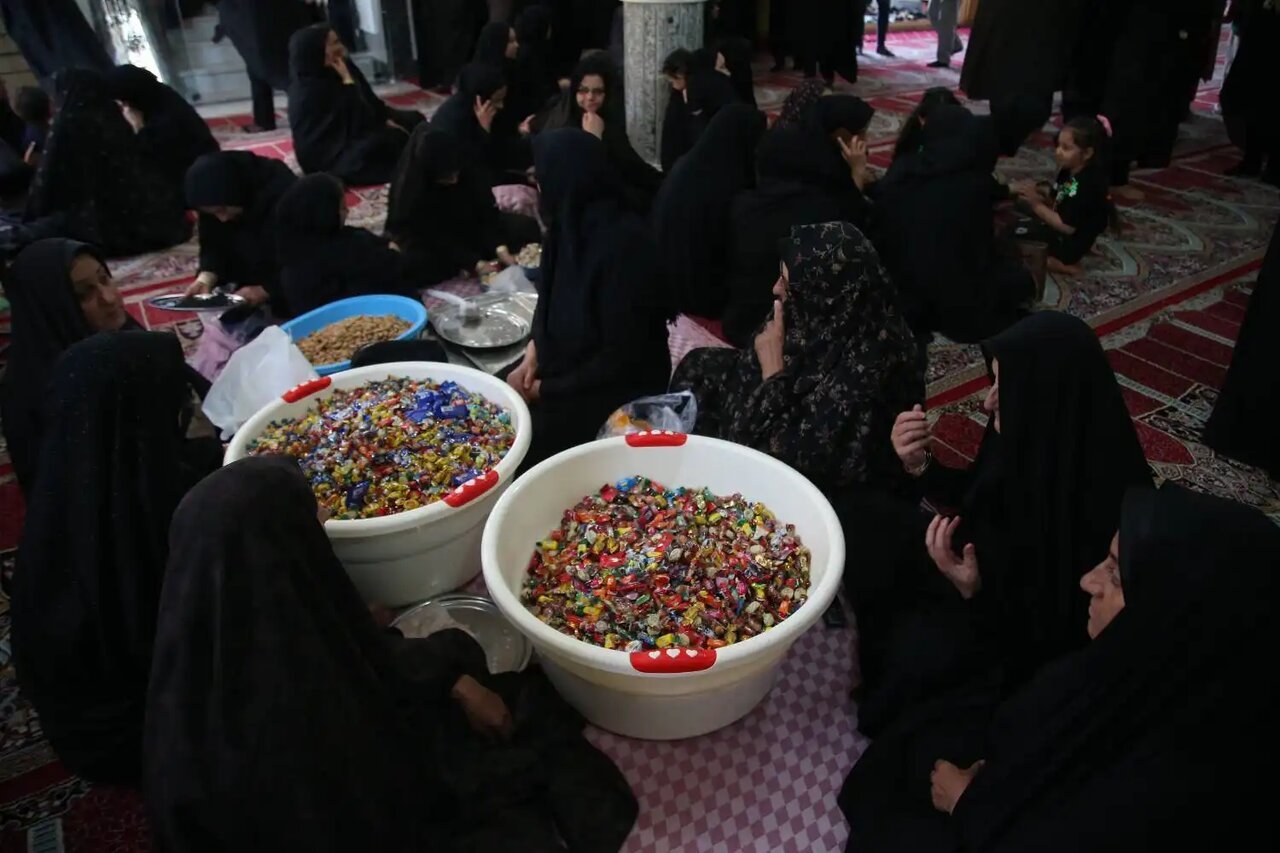 برگزاری آیین سنتی مذهبی «ششم امام حسین(ع)» سفره برکت + عکس