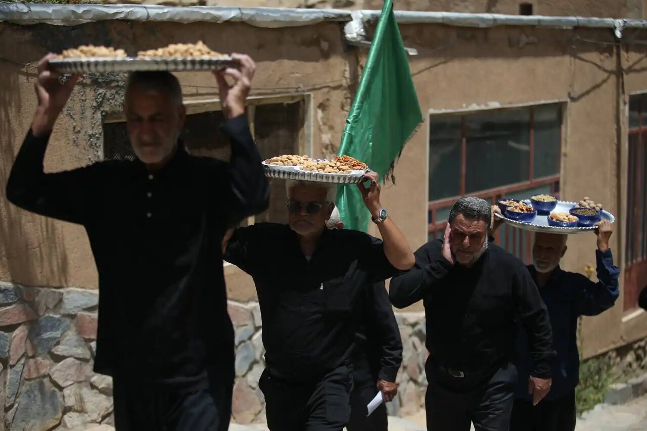 برگزاری آیین سنتی مذهبی «ششم امام حسین(ع)» سفره برکت + عکس