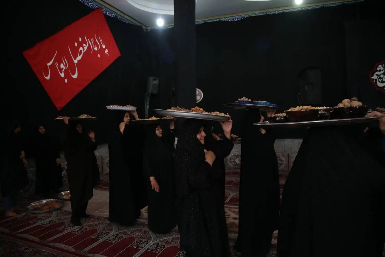 برگزاری آیین سنتی مذهبی «ششم امام حسین(ع)» سفره برکت + عکس