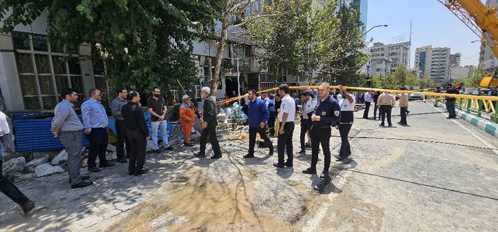 حادثه آفرینی فرونشست زمین در میدان ونک/ یک مصدوم به بیمارستان منتقل شد حادثه آفرینی فرونشست زمین در میدان ونک/ یک مصدوم به بیمارستان منتقل شد