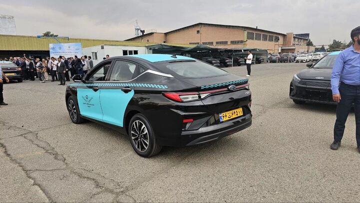 تاکسیهای برقی در فرودگاه امام آغاز به کار کردند تاکسیهای برقی در فرودگاه امام آغاز به کار کردند