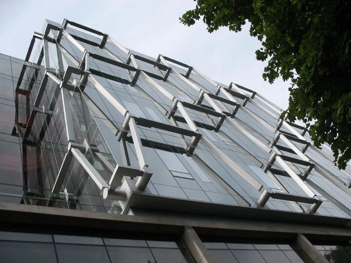 آغاز عملیات تعوض شیشه و تعمیر و نصب در و پنجره واحدهای آسیب دیده در ۲۱ استان کشور